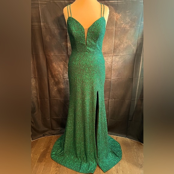 City Triangles NWOT Emerald Green V-Neck Formal Gown. Size 11 - Picture 1 of 10